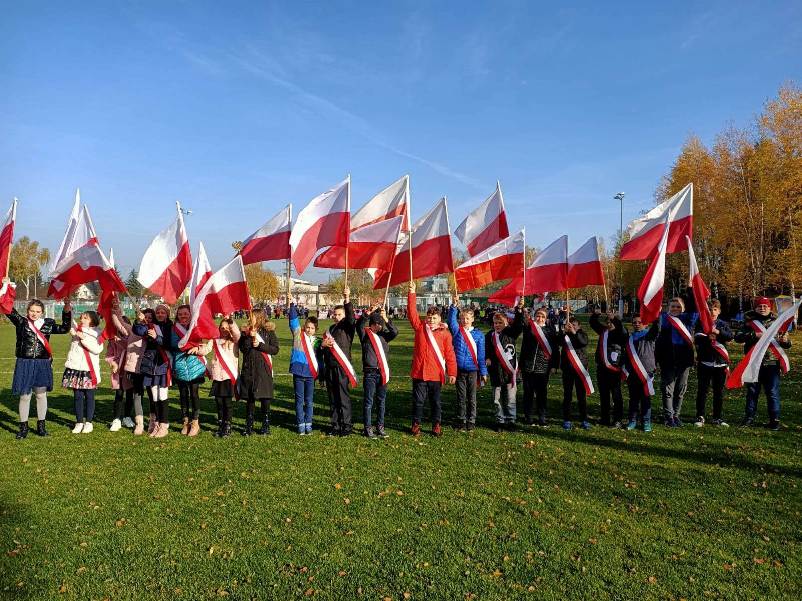 10 listopada obchodziliśmy w szkole Święto Odzyskania Niepodległości. Uroczystość rozpoczęła się o godzinie 11:11 odśpiewaniem „Mazurka Dąbrowskiego”, następnie, po przemowie Pani Dyrektor, odświętnie ubrani uczniowie przemaszerowali ulicami Skórzewa, śpiewając pieśni patriotyczne. Po powrocie każda klasa przygotowała plakaty okolicznościowe, na których znalazły się portrety, samodzielnie ułożone wiersze oraz ilustracje dotyczące historii Polski.