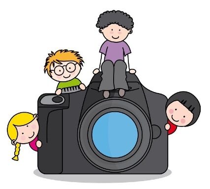 Podsumowanie akcji pt. „Jak spędzasz zimowe wieczory?” Uczniowie z klas 1-3 wzięli udział w akcji fotograficznej pt. „Jak spędzasz zimowe wieczory?” w celu zachęcenia innych dzieci do różnych aktywności, które można wykonywać w wolnym czasie. Zdjęcia przesłane przez chętnych uczniów pokazują najróżniejsze pomysły oraz propozycje, zarówno te indywidualne jak i rodzinne. Bardzo dziękujemy za udział w akcji. Zapraszamy do zapoznania z galerią