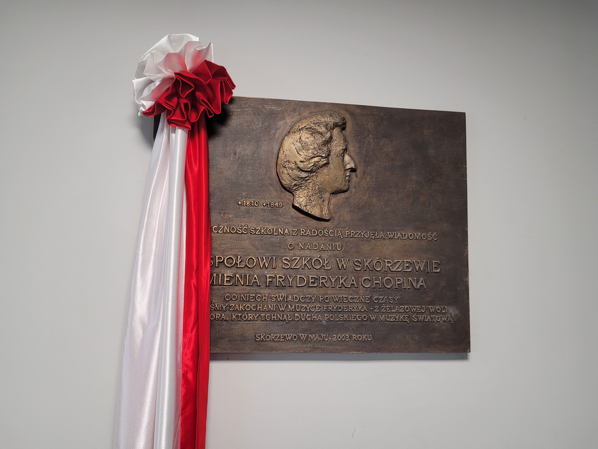 „Gdy Chopin grał…”, to uczniowie ze skórzewskiej szkoły podstawowej, która nosi imię tego słynnego, polskiego kompozytora wsłuchiwali się w słowa, dźwięki, które popłynęły z głośników 27 kwietnia 2023 r. Przedstawienie przygotowane przez uczniów i nauczycieli uświetniło oraz zainaugurowało obchody jubileuszu nadania imienia tej szkole. Od tego wydarzenia mija właśnie 20 lat. Recytatorzy, muzycy, tancerze i […]