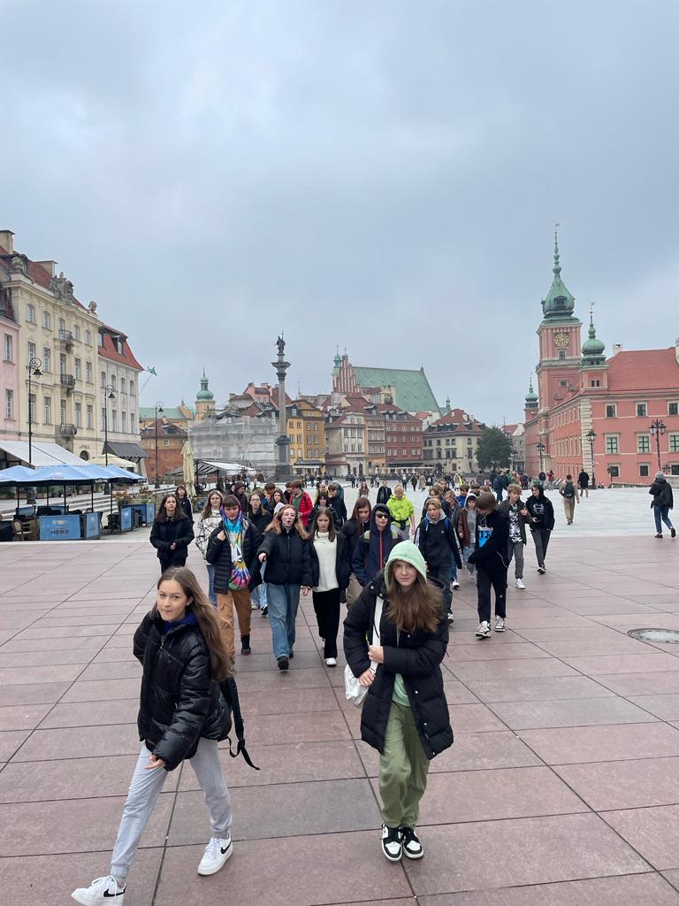 PRZECZYTALIŚMY I ZOBACZYLIŚMY NA WŁASNE OCZY!   Klasy 8a i 8b odbyły wycieczkę po Warszawie – śladami bohaterów znanej im lektury „Kamienie na szaniec” A. Kamińskiego.   Przybliżyliśmy  sobie najważniejsze wydarzenia z życia Zośki, Rudego i Alka. Historie i obrazy z życia okupowanej Warszawy były wstrząsające.  Rzecz cenną wynieśliśmy  – chcemy pielęgnować w sobie każdego […]