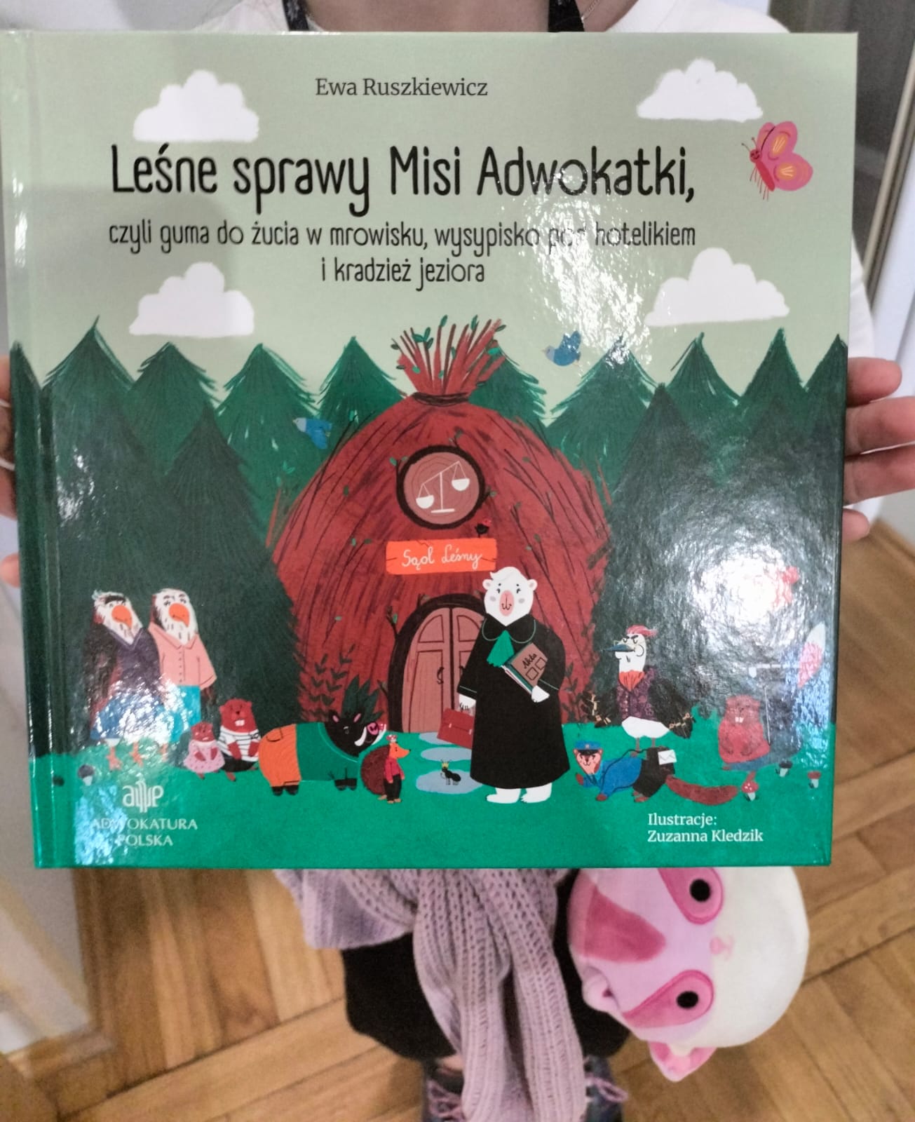 W ramach drugiej akcji edukacyjnej „Bajeczni Adwokaci” naszą szkołę odwiedziła pani adw. Izabela Kuciak, która spotkała się z uczniami klas I-III. W trakcie spotkania dzieci zostały zapoznane z bajką pt. „Leśne sprawy Misi Adwokatki, czyli guma do żucia w mrowisku, wysypisko pod hotelikiem i kradzież jeziora”. Misia Adwokatka wprowadziła dzieci w tajniki prawniczego świata. W […]