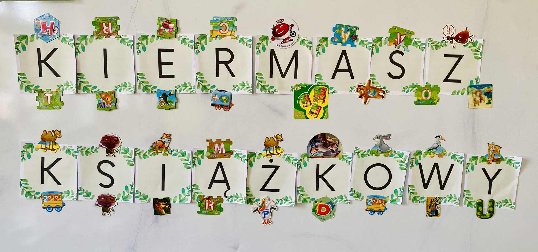 Kiermasz książkowy klas pierwszych! Akcja mająca na celu promowanie czytelnictwa, wymianę i danie drugiego życie książce Słoiczki klasowe wypełnione! Pytanie na co uczniowie postanowią wydać uzyskane w ten sposób pieniążki?