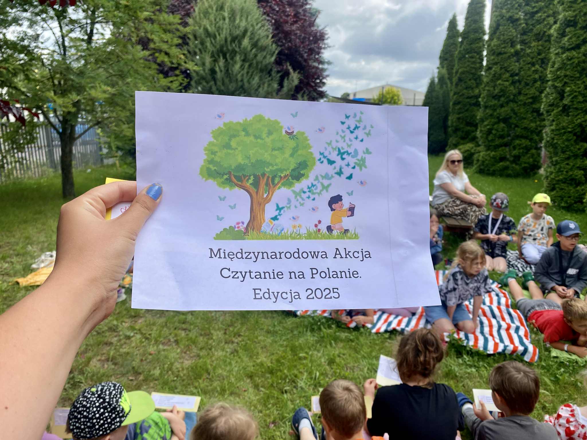 Czytanie na Polanie Dnia 17 czerwca br. klasy 1D i 2A wzięły udział w ogólnopolskim projekcie “Czytanie na Polanie”. Akcja miała na celu promowanie czytania i obserwację postępów czytelniczych młodszych kolegów z klasy pierwszej. Po odczytaniu opowiadania “Razem raźniej i przyjaźniej” dzieci zdobiły drewniane zakładki metodą decoupage. Wspaniały czas rozpoczynający letni okres!