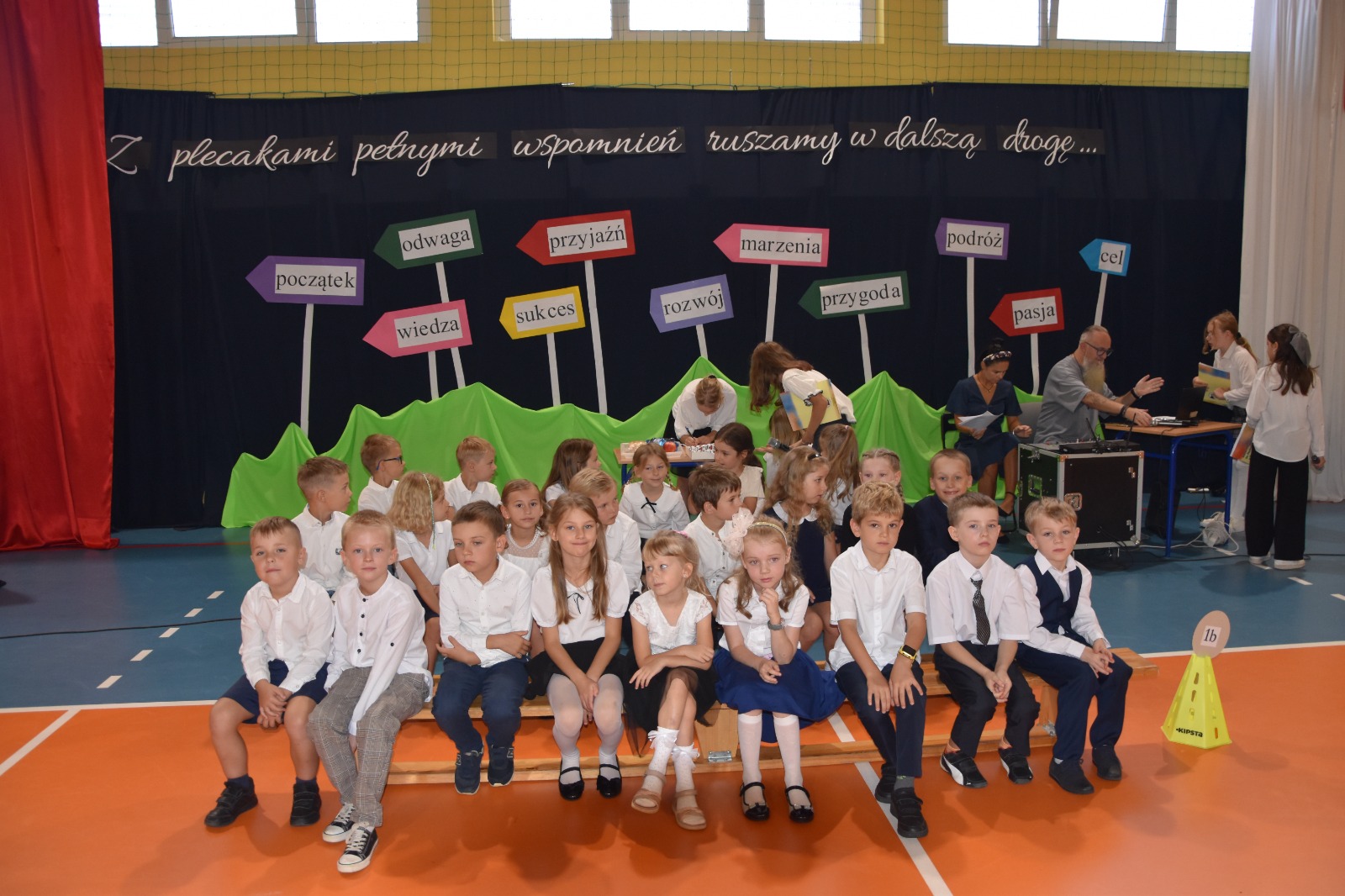 1 września uczniowie Szkoły Podstawowej nr 1 im. Fryderyka Chopina w Skórzewie oficjalnie rozpoczęli nowy rok szkolny 2025/2026. Doniosłym momentem uroczystości było ślubowanie pierwszoklasistów, które wzbudziło wiele emocji. Z tej okazji swoją obecnością zaszczycili nas przedstawiciele Gminy Dopiewo – Pan Piotr Dziembowski i Pani Małgorzata Ludwiczak. Kolorowym ołówkiem aktu pasowania dokonała Pani wice dyrektor Elżbieta […]