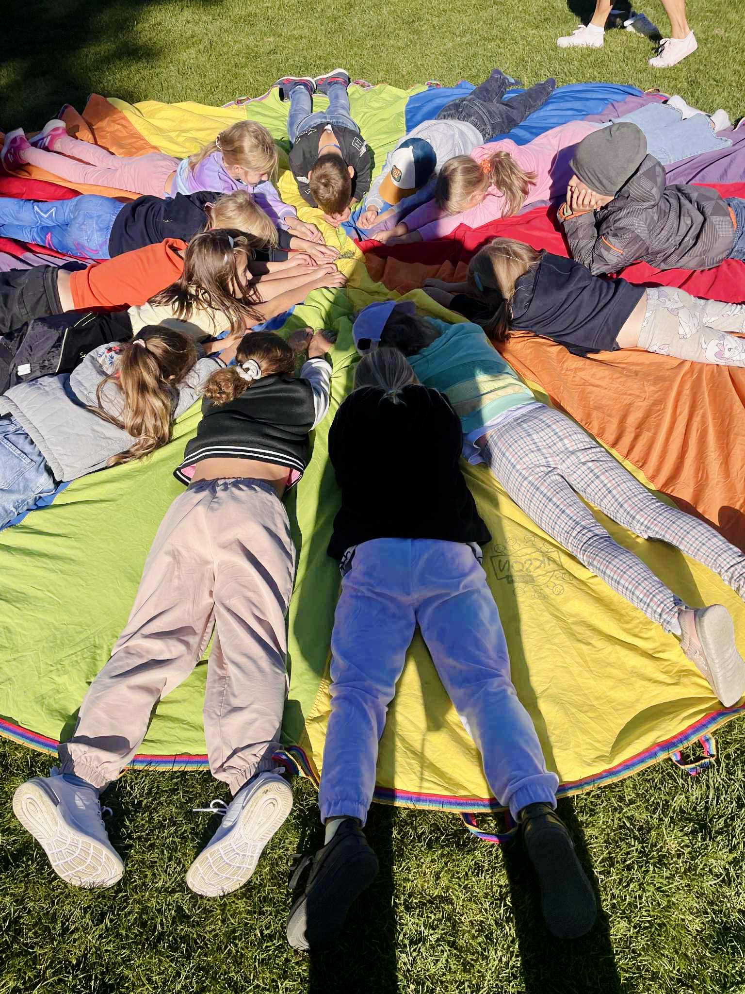 Radosny czas w naszej świetlicy! W naszej świetlicy zawsze panuje wyjątkowa atmosfera – pełna śmiechu, dobrej energii i wspólnej zabawy. Dzieci chętnie biorą udział w grach ruchowych, zabawach integracyjnych i różnych aktywnościach, które uczą współpracy i budują przyjaźnie. To chwile pełne radości, rozwijania umiejętności społecznych i wspólnego spędzania czasu w serdecznej atmosferze. Cieszymy się, że […]