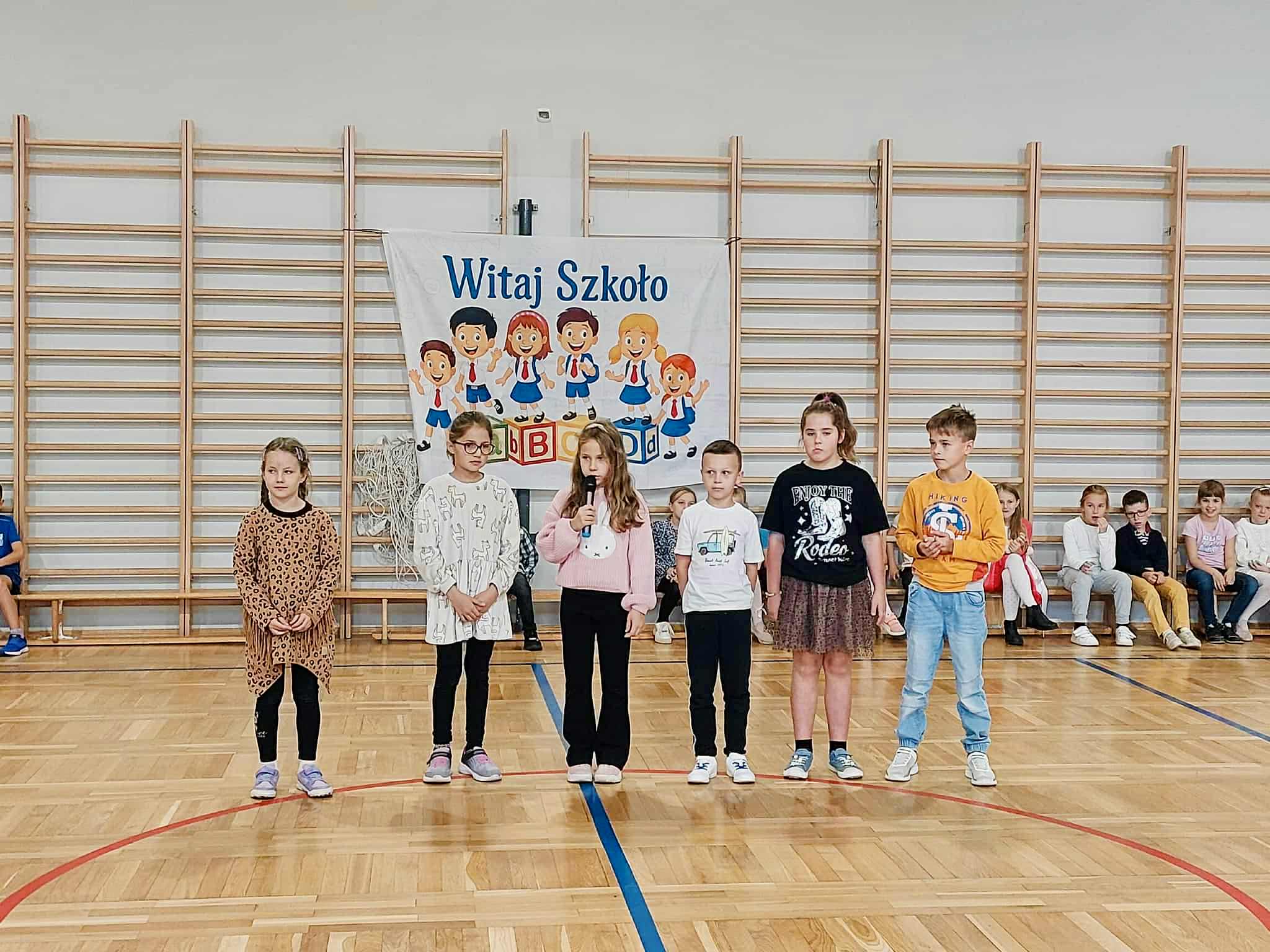 Dziś w naszej szkole odbył się wyjątkowy turniej integracyjny dla uczniów klas pierwszych! Było mnóstwo sportowych emocji, zdrowej rywalizacji i przede wszystkim świetnej zabawy. Uczniowie zmierzyli się w różnych konkurencjach sportowych i drużynowych, pokazując nie tylko swoją kondycję i spryt, ale też umiejętność współpracy. Brawo