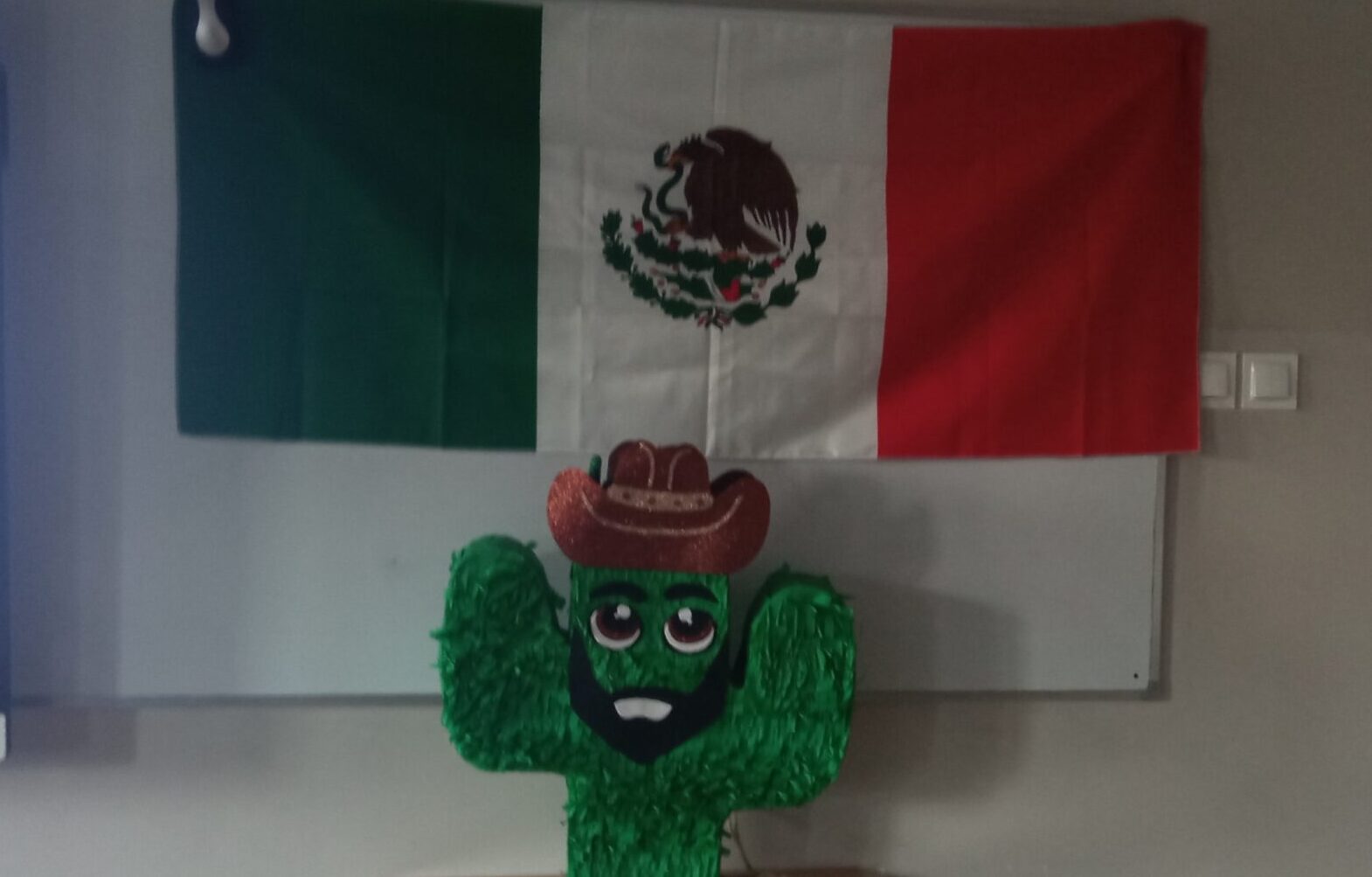 W piątek, 10 października, odbyły się w naszej szkole obchody Dia de la Hispanidad, czyli święta ustanowionego na pamiątkę odkrycia Ameryki przez Krzysztofa Kolumba, które jest obchodzone we wszystkich krajach hiszpańskojęzycznych. Nasi uczniowie wzięli udział w prezentacji pt. Meksyk – podróż moich marzeń oraz mogli sprawdzić swoją wiedzę na temat krajów hiszpańskojęzycznych w quizie.