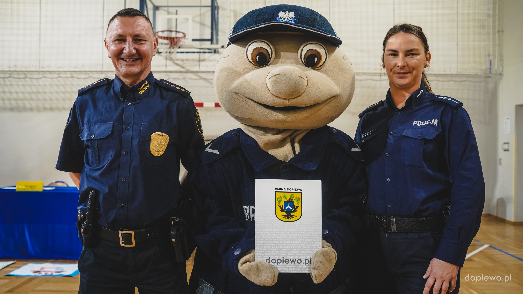 Jak zwykle w październiku, już od wielu lat, gościmy w naszej szkole Sierżanta Pyrka. Jest on Honorowym Gościem turnieju „Baw się i bądź bezpieczny w Skórzewie”. Zawsze biorą w nim udział uczniowie klas pierwszych, którzy prezentują przed Jury wiedzę i umiejętności związane z bezpieczeństwem ruchu drogowego. W tegorocznym Jury zasiedli: Wójt Gminy Dopiewo – Sławomir […]