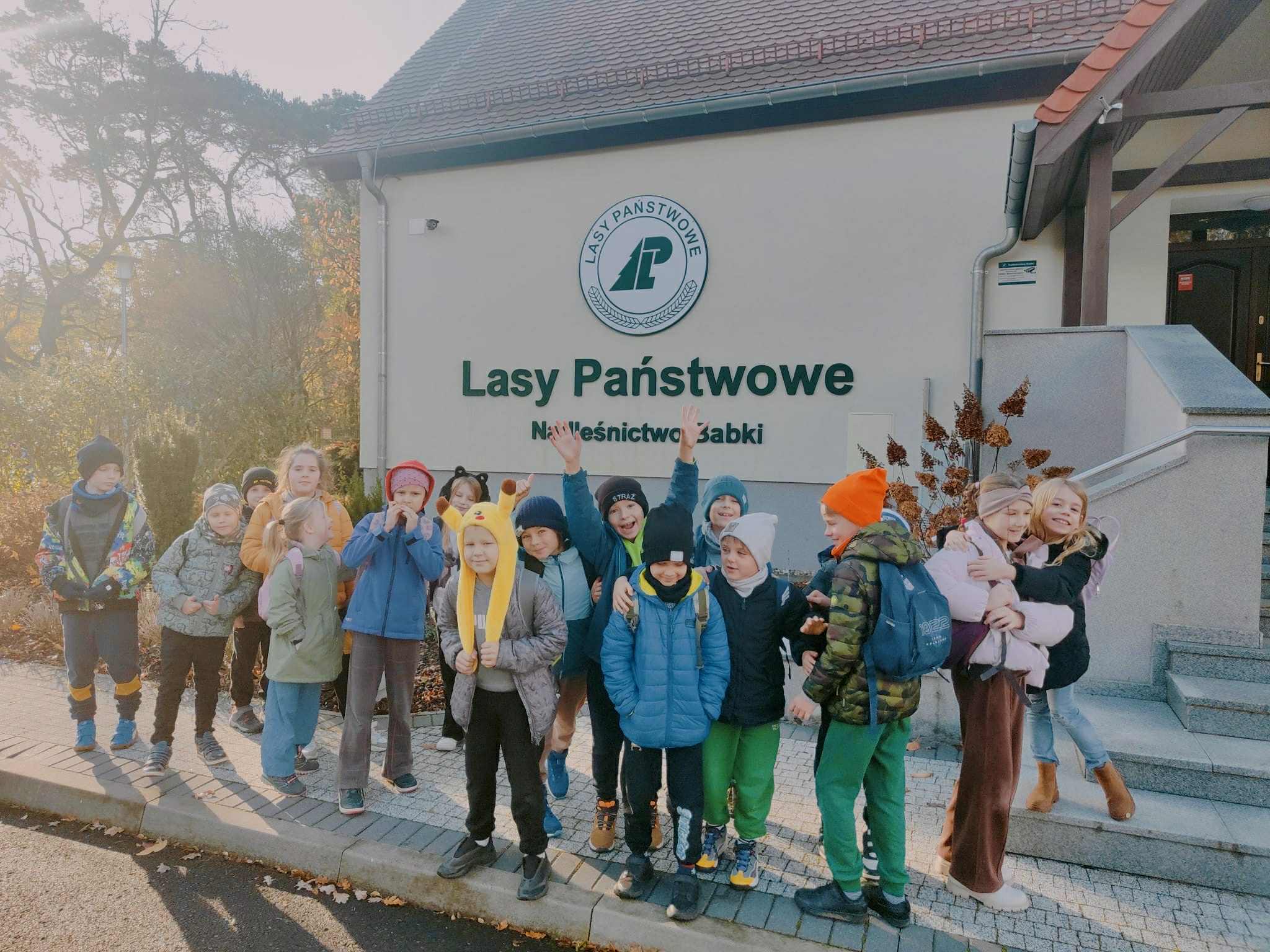 W poniedziałek 4 listopada br. klasy 2c i 2d wybrały się na wycieczkę do Nadleśnictwa Babki. Podczas spaceru uczniowie obserwowali drzewa, rośliny i zwierzęta oraz uczyli się, jak zachowywać się w lesie. Przewodnikiem grupy była pani leśnik, która opowiedziała o swojej pracy, o tym, jak dba o las i jego mieszkańców. Dzieci dowiedziały się, jakie […]