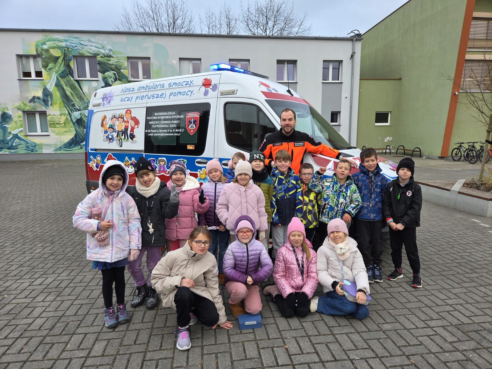 19 listopada br. uczniowie klasy 2c wzięli udział w wyjątkowych zajęciach edukacyjnych prowadzonych przez ratownika medycznego – tatę Helenki. Gość opowiedział dzieciom o swojej pracy, zaprezentował wyposażenie karetki pogotowia oraz przypomniał najważniejsze zasady udzielania pierwszej pomocy przedmedycznej. Podczas spotkania uczniowie mogli wejść do wnętrza karetki i zobaczyć z bliska specjalistyczny sprzęt wykorzystywany w sytuacjach ratunkowych. […]