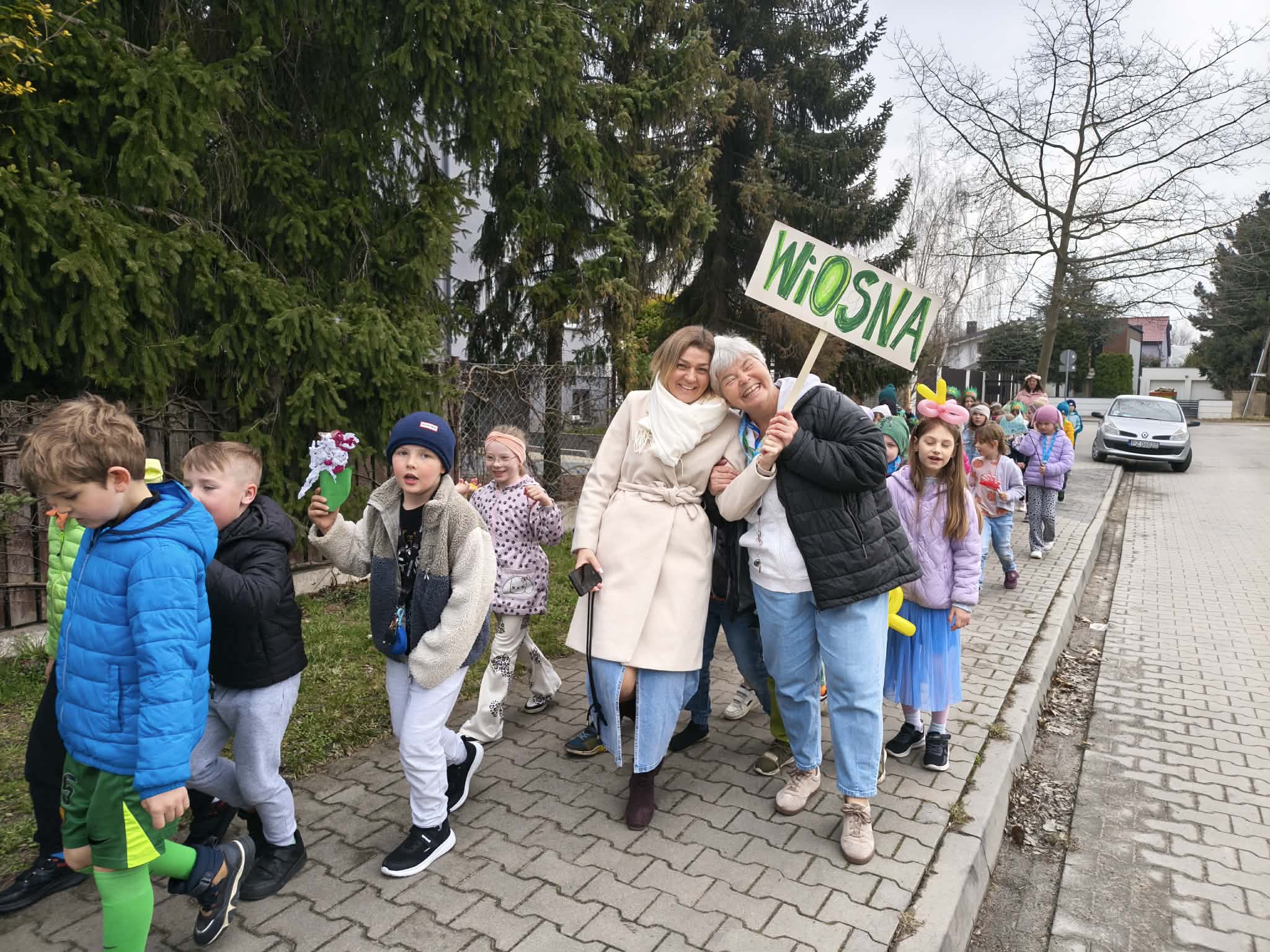 W piątek 20 marca br. uczniowie klas 1–3 radośnie powitali pierwszy dzień wiosny, biorąc udział w szkolnym Festiwalu Piosenki Wiosennej. Dzieci zaprezentowały przygotowane utwory, wprowadzając wszystkich w pogodny, wiosenny nastrój. Następnie, podczas wspólnego spaceru wokół szkoły, uczniowie obserwowali pierwsze oznaki budzącej się do życia przyrody, wyrażając radość z jej przybycia. Był to dzień pełen uśmiechu, [&hellip;]