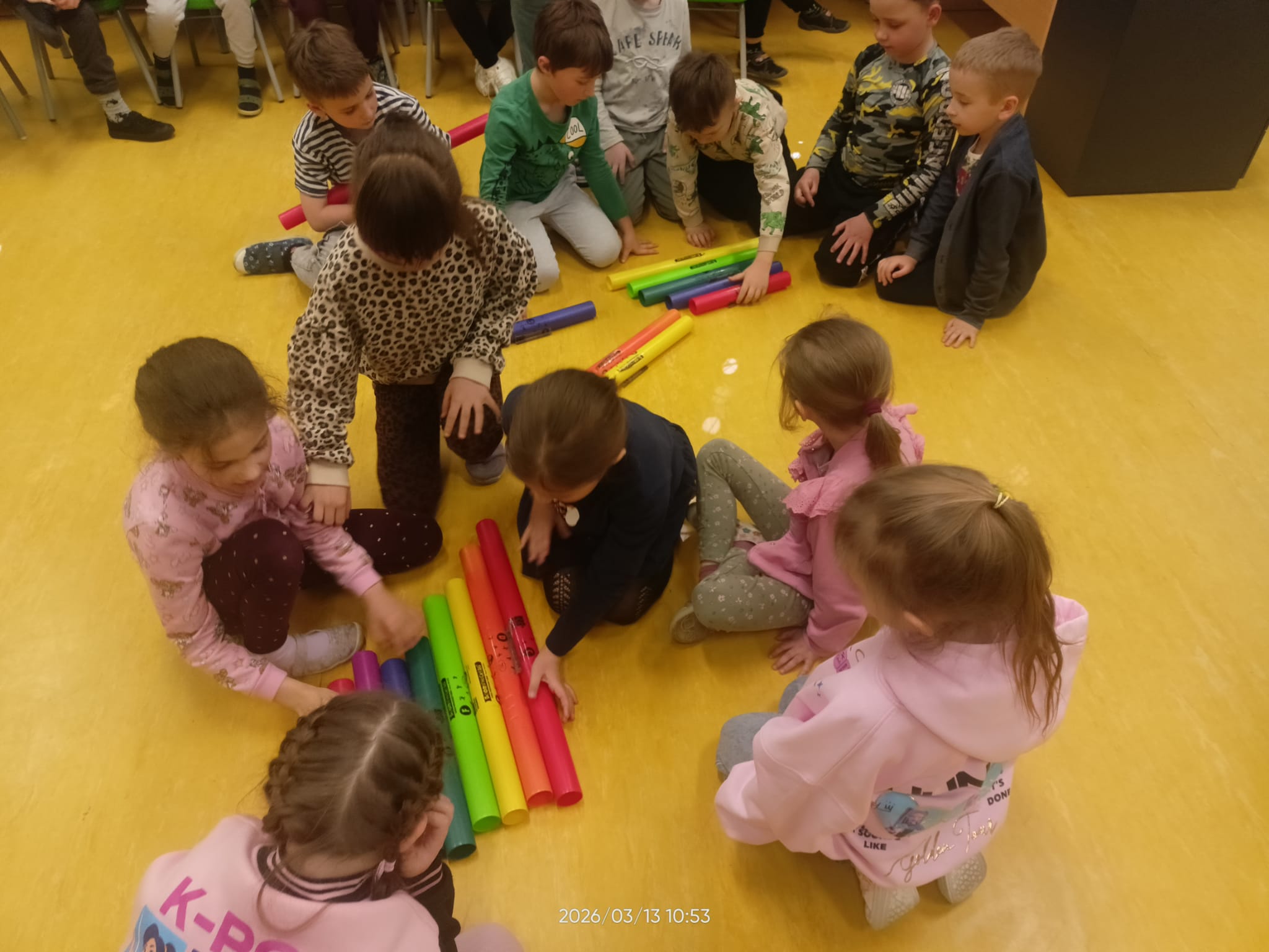 W ostatni piątek uczniowie klas 1a, 1b, 1c i 2c wzięli udział w wyjątkowych warsztatach muzycznych z wykorzystaniem bum bum rurek. Podczas zajęć dzieci rozwijały poczucie rytmu, koordynację oraz umiejętność współpracy w grupie, tworząc wspólnie proste utwory muzyczne. Warsztaty dostarczyły uczestnikom wiele radości i były doskonałą okazją do nauki poprzez zabawę.