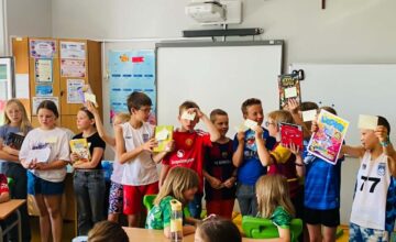 Starsi czytają młodszym